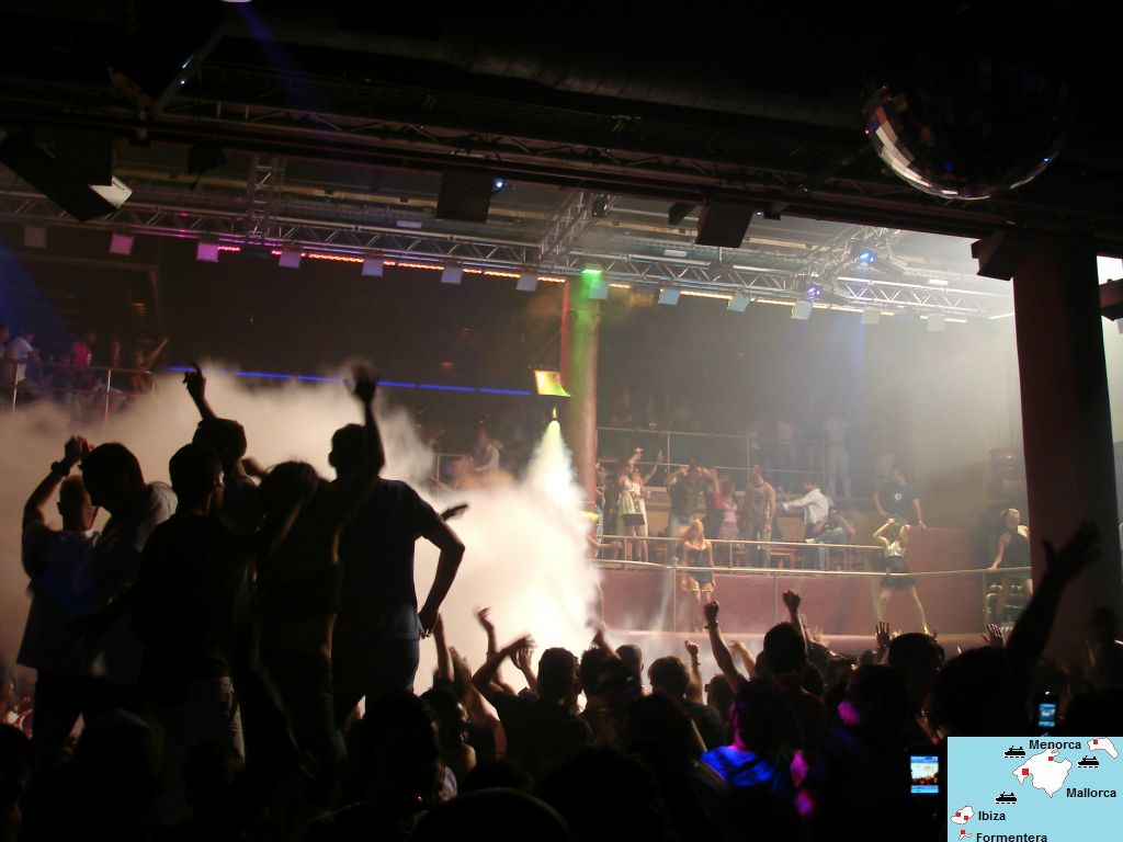 Veel toeristen komen naar Ibiza om uit te gaan. Het eiland is beroemd om zijn vele clubs en de bekende DJ's die hier een show geven. Op de foto zie je Club Amnesia bij het dorp San Rafael aan de weg tussen Sant Antoni de Portmany en Ibiza Town.  Met de discobus kun je vanuit Ibiza Stad en Sant Antoni 's nachts van en naar de clubs reizen.